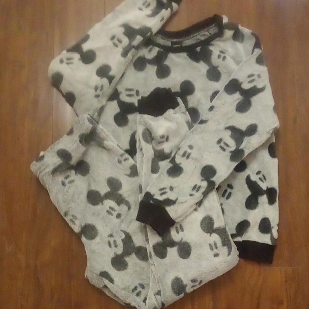 NWOT - Luxuriously Soft & Warm Disney Mickey Mouse Pajama Set - Size M
